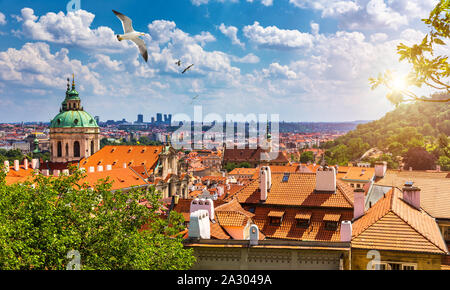 Vue de dessus de toits rouges des toits de la ville de Prague, République tchèque. Vue aérienne de la ville de Prague avec des tuiles en terre cuite, Prague, Tchéquie. Arkien, Vieille Ville Banque D'Images