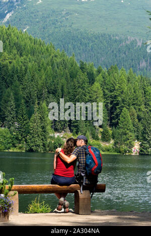 Les touristes donnent au lac de Štrbské Pleso dans les Hautes Tatras, en Slovaquie. Septembre 2019. Banque D'Images