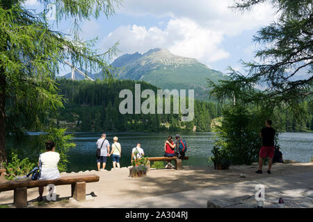 Les touristes donnent au lac de Štrbské Pleso dans les Hautes Tatras, en Slovaquie. Septembre 2019. Banque D'Images