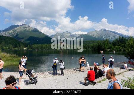 Les touristes donnent au lac de Štrbské Pleso dans les Hautes Tatras, en Slovaquie. Septembre 2019. Banque D'Images