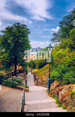 Vue de Prague de Vysehrad avec ponts sur la rivière Vltava, le château de Prague dans l'arrière-plan dans la soirée et une lanterne dans l'avant-plan. Prague. C Banque D'Images