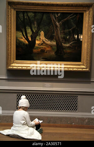 Petite fille à la National Gallery of Art de Washington DC, USA. Les «pour la chasse dans les marais Pontins' par Horace Vernet sur le mur. Banque D'Images