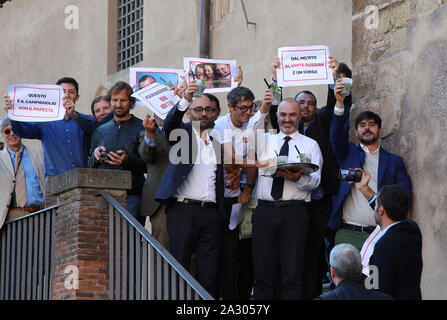 Rome, Italie. 08Th Oct, 2019. Rome, les membres de l'établissement 5 étoiles Mouvement de la municipalité de Rome, manifester en faveur de la maire de Rome, Virginie Raggi Crédit : photo : agence photo indépendante/Alamy Live News Banque D'Images