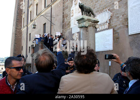 Rome, Italie. 08Th Oct, 2019. Rome, les membres de l'établissement 5 étoiles Mouvement de la municipalité de Rome, manifester en faveur de la maire de Rome, Virginie Raggi Crédit : photo : agence photo indépendante/Alamy Live News Banque D'Images