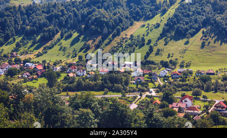 Alpine d'été Transylvanie Monument, paysage avec des champs verts et des vallées, les montagnes Piatra Craiului, Carpates, Transylvanie, Roumanie, Euro Banque D'Images