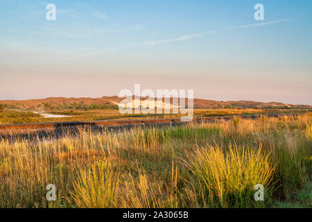 Les voies de chemin de fer le long d'une vallée de la rivière au loup au Nebraska Sandhills, paysages à la fin de l'été Banque D'Images