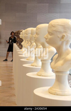 'Lécher et faire mousser le savon au chocolat et des bustes par Janine Antoni à la National Gallery of Art de Washington DC, USA Banque D'Images