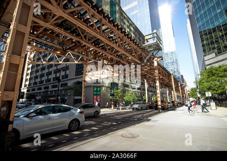 Voitures sous le train l lignes à Franklin et le lac de la boucle centre-ville de Chicago, dans l'Illinois, États-Unis d'Amérique Banque D'Images