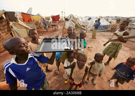 République centrafricaine Bangui voiture garçon avec son dernier pain à vendre dans le camp de réfugiés, sur l'aéroport Jaco Claude Rostand 26-05-2014 Photo Banque D'Images