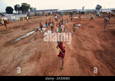 République centrafricaine Bangui voiture enfants courir après la voiture pour le plaisir, Claude Rostand 21-05-2014 Photo Jaco Banque D'Images