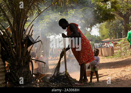 République centrafricaine Bangui voiture la mère et l'enfant de la rue de nettoyage la gravure du cabage dans un incendie 22-05-2014 Photo Claude Rostand Jaco Banque D'Images