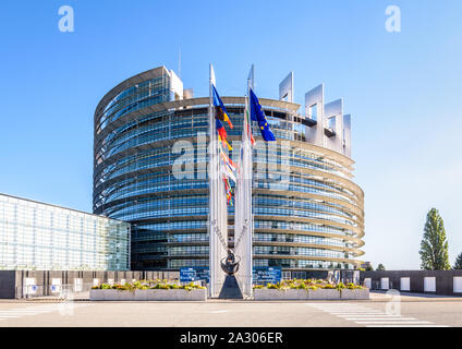 Entrée du bâtiment Louise Weiss, siège du Parlement européen, et les drapeaux des États membres de l'Union européenne à Strasbourg, France. Banque D'Images