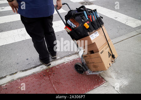 Électricien avec outils et les câbles de communication sur chariot à roues au centre-ville de Chicago, dans l'Illinois, États-Unis d'Amérique Banque D'Images