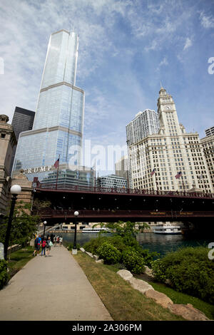 Riverwalk chicago michigan avenue dusable pont sur la rivière chicao Chicago Illinois Etats-Unis d'Amérique Banque D'Images