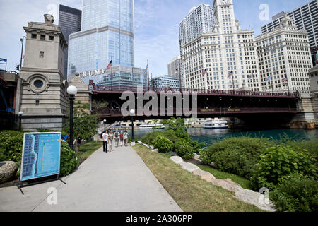 Riverwalk chicago michigan avenue dusable pont sur la rivière chicao Chicago Illinois Etats-Unis d'Amérique Banque D'Images