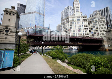 Riverwalk chicago michigan avenue dusable pont sur la rivière chicao Chicago Illinois Etats-Unis d'Amérique Banque D'Images