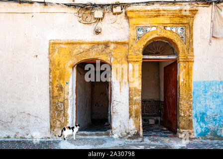 Dans le quartier de Mellah à Essaouira, Maroc. Le porche jaune d'une vieille maison juive Banque D'Images