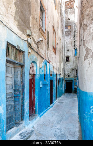 Une allée de la Mellah de Marrakech, Maroc. La partie inférieure des murs des bâtiments sont peints en bleu. Banque D'Images