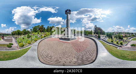 Vue panoramique à 360° de LVIV, UKRAINE - AOÛT 2019 : panorama hdri transparente entièrement sphériques 360 degrés dans la cour de Lychakiv cimetière en projection équirectangulaire avec zen