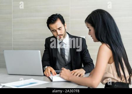 Couple de jeunes gens d'affaires travailler au bureau moderne, deux collègues discuter projet, peu d'affaires de l'équipe de sourire et à la recherche de concert Banque D'Images