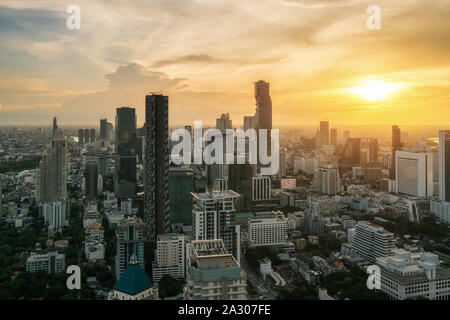 Bangkok, Thaïlande, au centre-ville, vue sur l'horizon pendant l'heure du coucher du soleil à partir de toit à Bangkok. Le tourisme asiatique, ville moderne, de la vie ou de l'entreprise finance et e Banque D'Images
