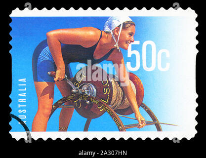 L'AUSTRALIE - circa 2007 : timbre imprimé en Australie montre que les femmes et l'inscription de la corde d'enroulement des promontoires surf life saving club, vers 2007 Banque D'Images