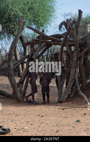 Turmi, Éthiopie - Nov 2018 : Groupe d'enfants de la tribu hamer à l'entrée de la cour. Vallée de l'Omo Banque D'Images