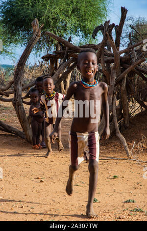 Turmi, Éthiopie - Nov 2018 : Groupe d'enfants de la tribu hamer à l'entrée de la cour. Vallée de l'Omo Banque D'Images