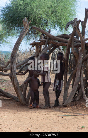 Turmi, Éthiopie - Nov 2018 : Groupe d'enfants de la tribu hamer à l'entrée de la cour. Vallée de l'Omo Banque D'Images