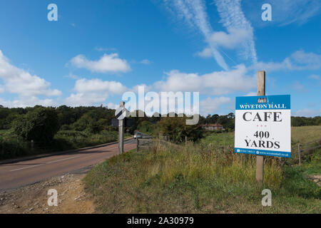 Signe pour Wiveton Hall Cafe à 400 mètres sur la route de la côte de la mer, suivant le CLAJ Wiveton, North Norfolk, UK Banque D'Images