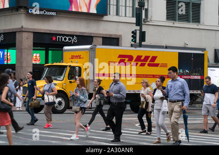 New York City - Circa 2019 : DHL Global express courier service colis en transit à travers la conduite de camions de rue de Manhattan pendant les livraisons de colis Banque D'Images