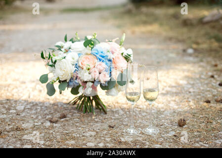Bouquet de roses, hortensias, œillets, eustoma dans sur un fond en béton, style vintage Banque D'Images