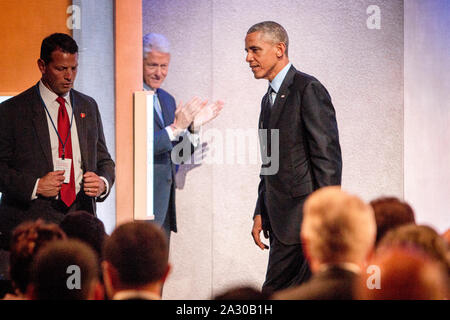 L'ancien président américain Bill Clinton applaudit comme Barack Obama quitte la scène. Le président américain Barack H. Obama était conférencier à la 2014 Clinton Global Initiative à New York. Banque D'Images