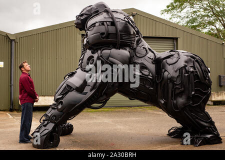 Sculpteur Luc avec son cerf-volant 12ft sculpture d'un gorille, intitulé 'Gorilla Apocalypse', créés entièrement à partir de déchets les pare-chocs et les panneaux écartés de la dernière décennie seulement, à l'affiche au centre de la Ferronnerie britannique à Oswestry, Shropshire. PA Photo. Photo date : vendredi 4 octobre 2019. La sculpture, nommée 'joe' bouclier pendant la production, sert comme une protestation contre la effets négatifs perçus l'industrie automobile mondiale a sur la planète. Crédit photo doit se lire : Jacob King/PA Wire Banque D'Images