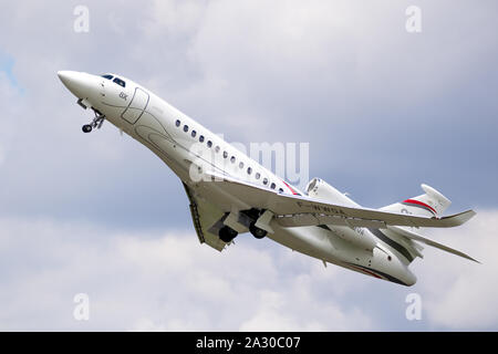 LE BOURGET PARIS - JUN 20, 2019 : Nouveau Dassault Falcon 8X jet d'avion au décollage pour une performance au Paris Air Show. Banque D'Images