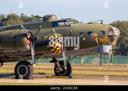 KLEINE-BROGEL, BELGIQUE - Sep 14, 2019 : Boeing B-17 Flying Fortress US Air Force WW2 bomber plane sur le tarmac de la base aérienne d'Oostende. Banque D'Images