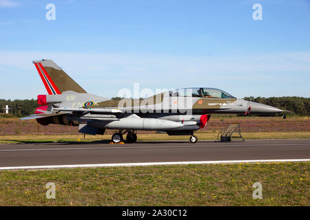 KLEINE-BROGEL, BELGIQUE - Sep 14, 2019 : Norwegian Air Force F-16 dans les couleurs d'un Spitfire de la seconde guerre mondiale sur le tarmac de la base aérienne d'Oostende. Banque D'Images