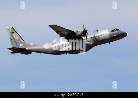 EINDHOVEN, Pays-Bas - Sep 20, 2019 : Armée de l'Air polonaise Casa C.295 avion de transport militaire, au départ de la base aérienne d'Eindhoven. Banque D'Images