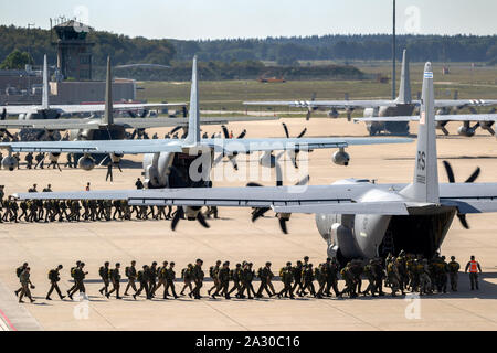 EINDHOVEN, Pays-Bas - 20 SEP 2019 Parachutistes : la saisie d'un US Air Force avion de transport C-130 Hercules sur la base aérienne d'Eindhoven. Banque D'Images