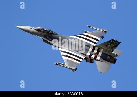 KLEINE-BROGEL, BELGIQUE - Sep 14, 2019 : Belgian Air Force F-16 Fighter jet avec D-Day invasion des rayures en vol au dessus de la base aérienne d'Oostende. Banque D'Images