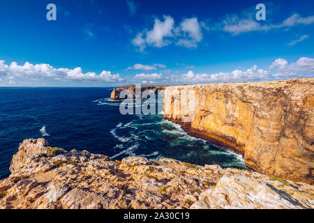 La côte portugaise, falaise dans l'océan Atlantique. Prises à Sagres, Faro, Algarve, Portugal. Belle côte du Portugal, Sagres. Vol de mouettes sur t Banque D'Images