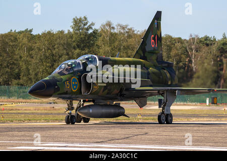 KLEINE-BROGEL, BELGIQUE - Sep 14, 2019 : ex-armée de l'air suédoise Saab 37 Viggen fighter jet taxiing sur la base aérienne d'Oostende. Banque D'Images