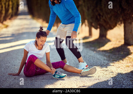 Jeune femme dommage en cours d'exécution. jogging sport blessures. Banque D'Images