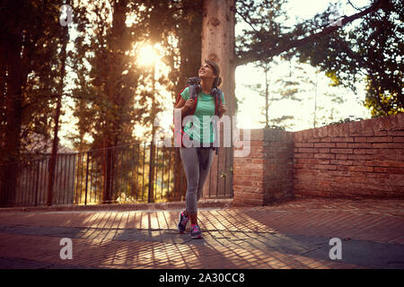 Smiling young woman enjoying et s'amuser sur la route. Banque D'Images