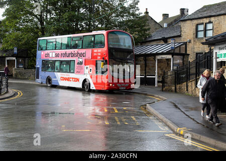 Première Holme Valley Connection double-decker bus à la gare routière de Holmfirth, West Yorkshire, Royaume-Uni Banque D'Images