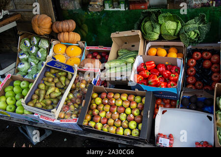 Les fruits et légumes sur l'affichage à l'extérieur d'un marchand de shop à Holmfirth, West Yorkshire Banque D'Images