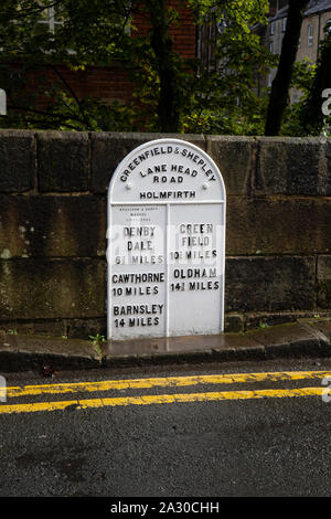 Marqueur d'étape sur Lane Head Road Holmfirth, Yorkshire de l'affichage des distances de villes locales une relique du voyage à cheval Banque D'Images