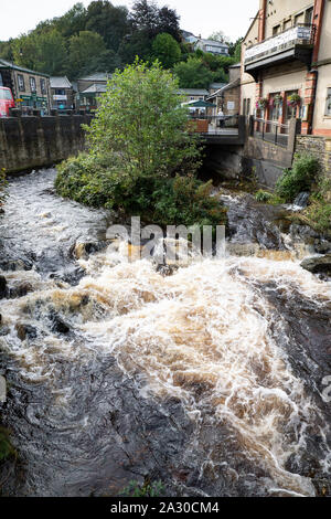 La rivière Holme en plein essor en passant par la petite ville de Holmfirth dans le West Yorkshire, Royaume-Uni Banque D'Images