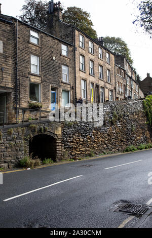 Vue typique du Yorkshire et du logement en terrasse mur en pierre sèche dans la ville de Holmfirth, West Yorkshire Banque D'Images