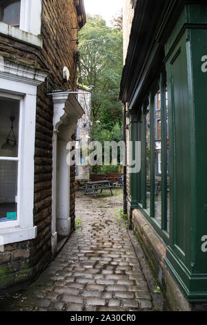 Petite ruelle entre deux immeubles à Holmfirth, West Yorkshire menant à l'hôtel et repas du vrai pub à bière Banque D'Images